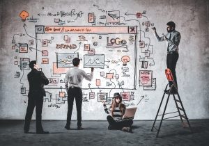 Et team som jobber med oppbygging av en nettside