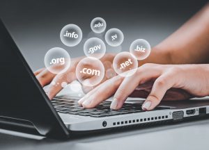 Illustrasjon av bobler med domenenavn inni som svever over en bærbar datamaskin