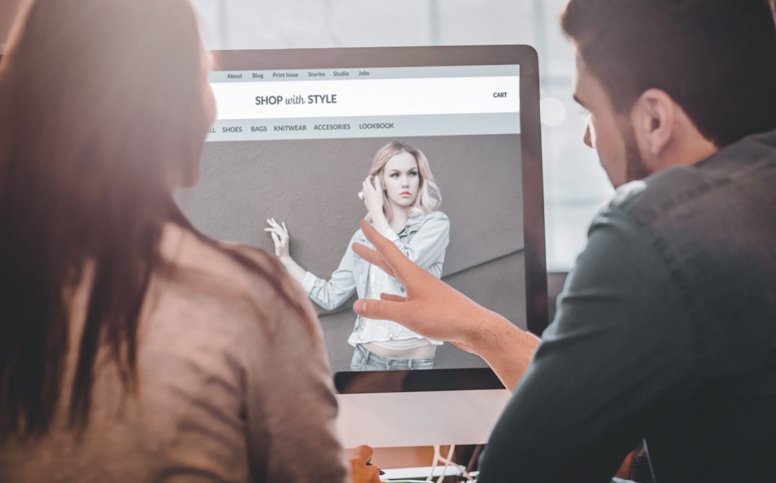 Kollegaer som diskuterer en nettside