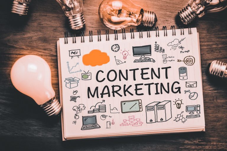 Skisseblokk med ideer til innhold for markedsføring