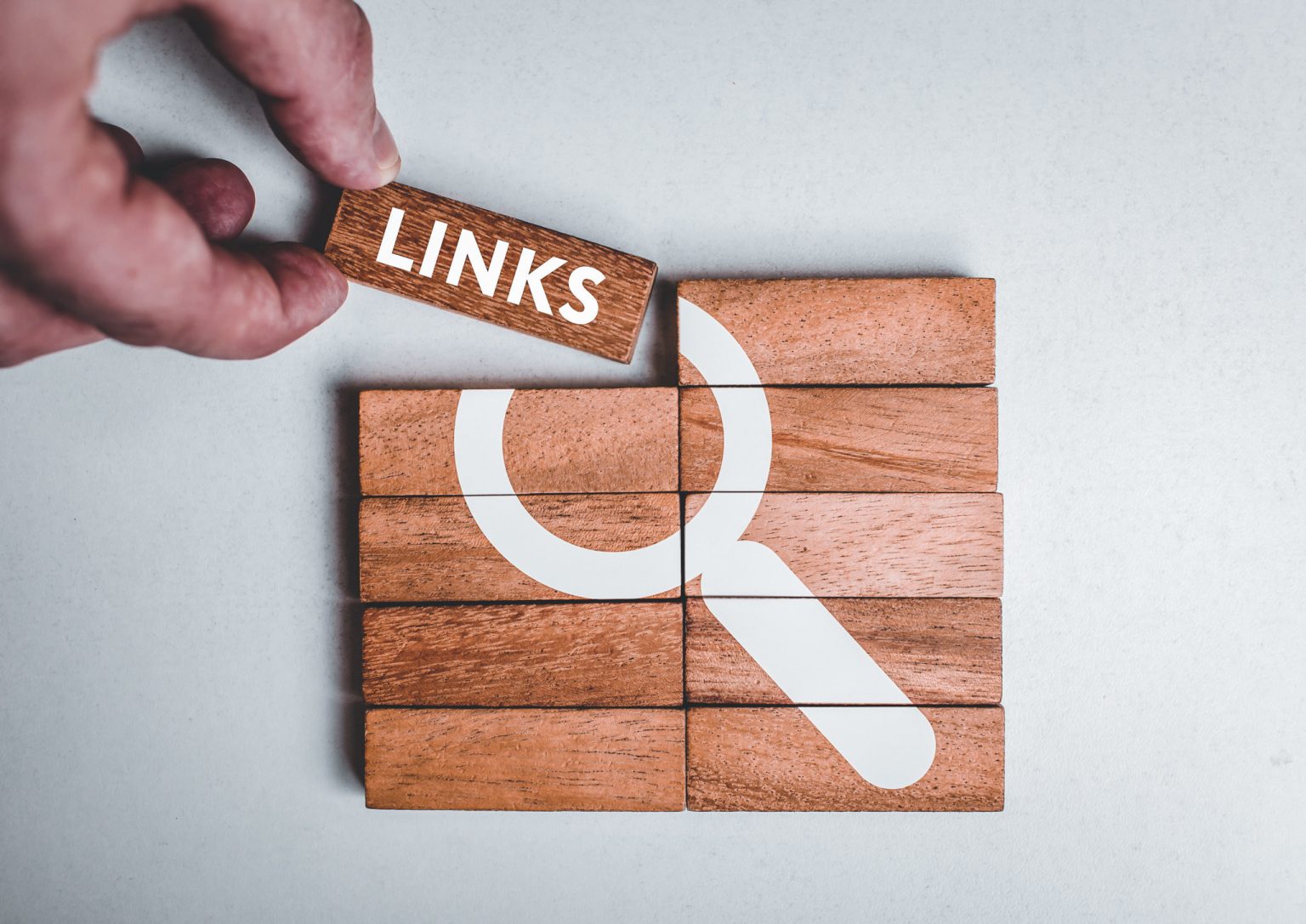 Byggeblokker i tre med hvitt trykk på