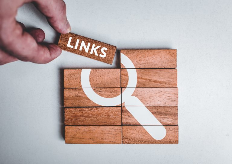 Byggeblokker i tre med hvitt trykk på