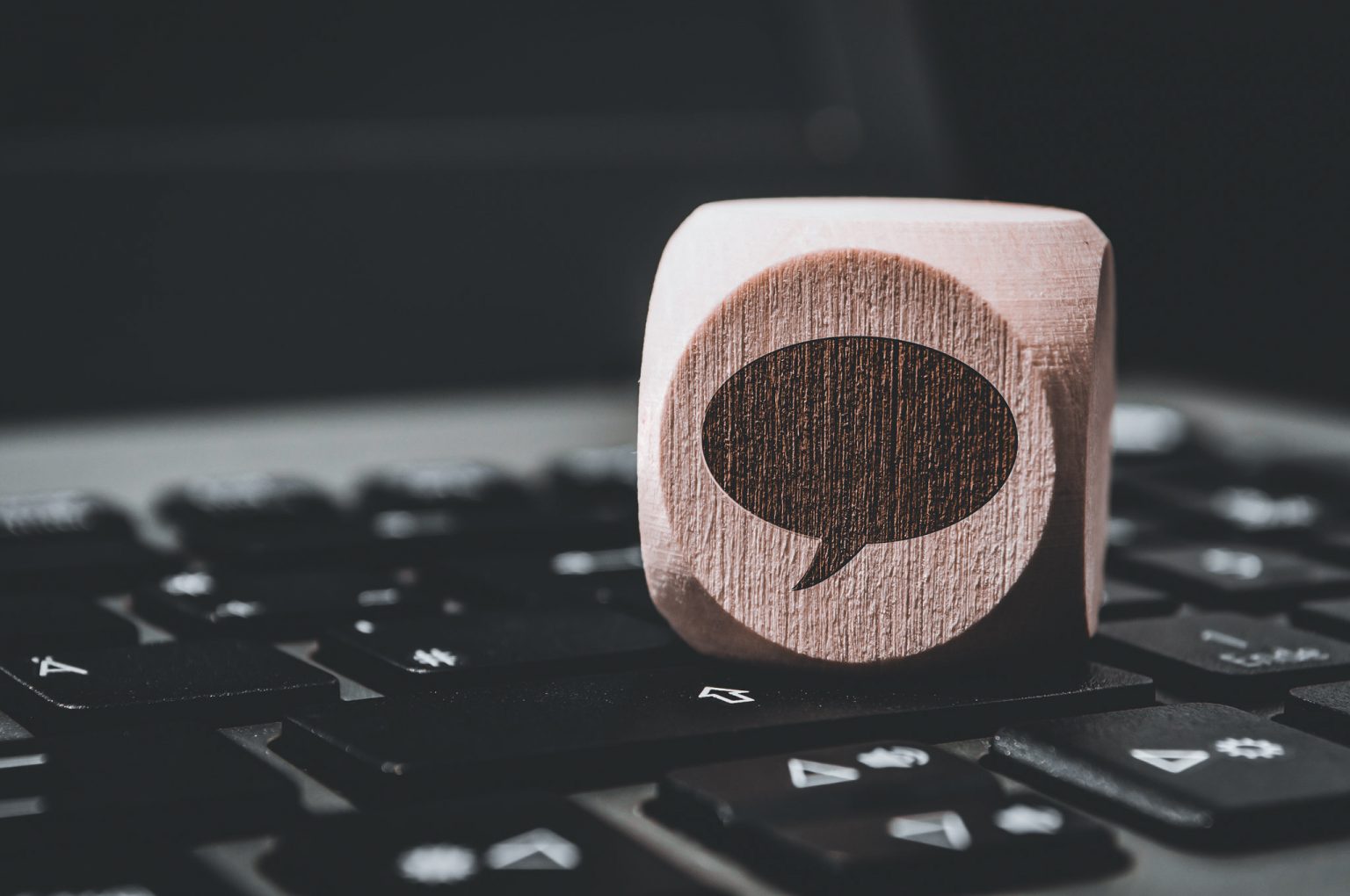 Treblokk med et tjattsymbol