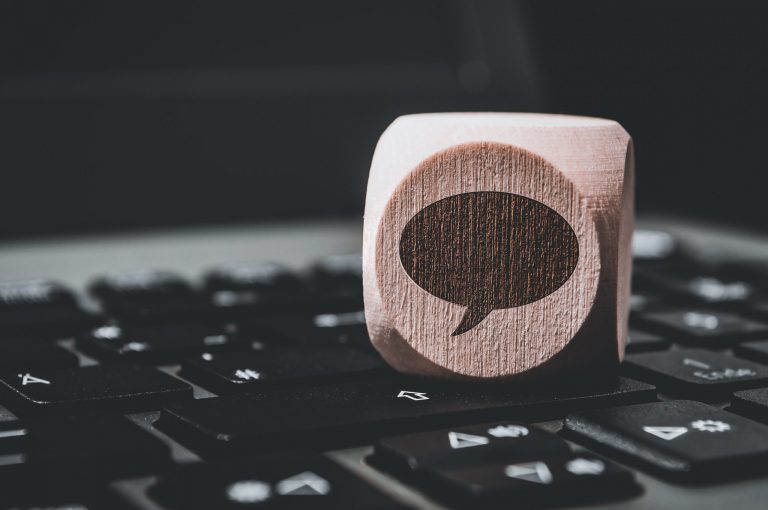 Treblokk med et tjattsymbol