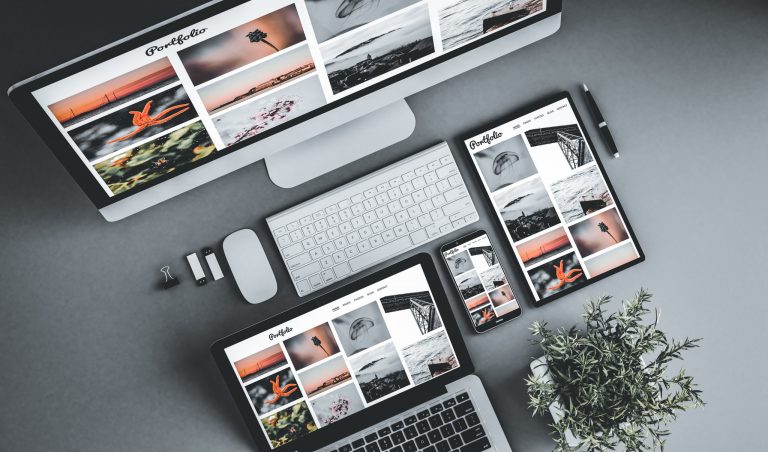 Digitale enheter som viser en fotoportefølje