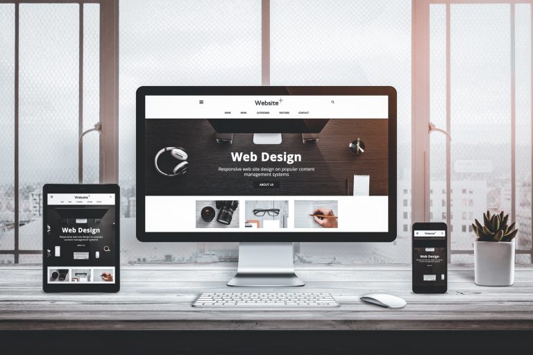 Digitale enheter som viser en nettside i forskjellige formater