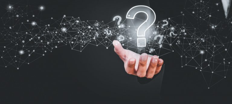 Hpnd som holder en illustrasjon av et spørsmålstegn