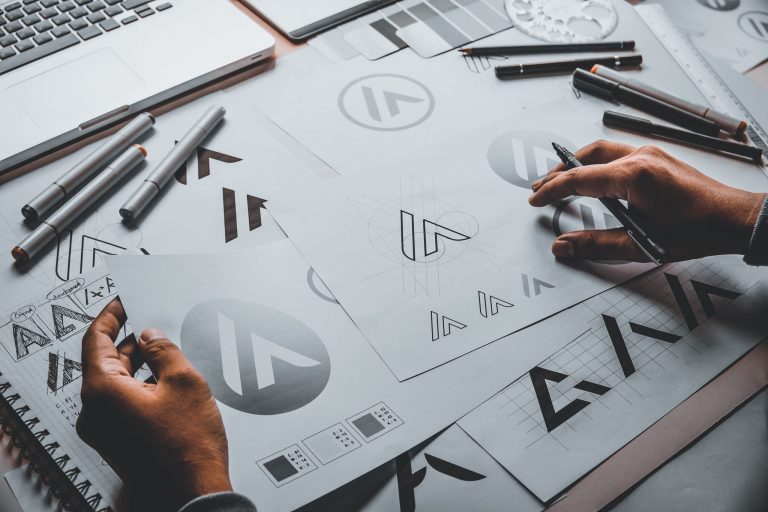 Logoskisser på papir