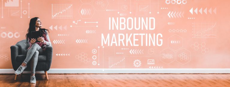 Dame som undersøker inbound marketing foran en vegg med grafikk og grafer