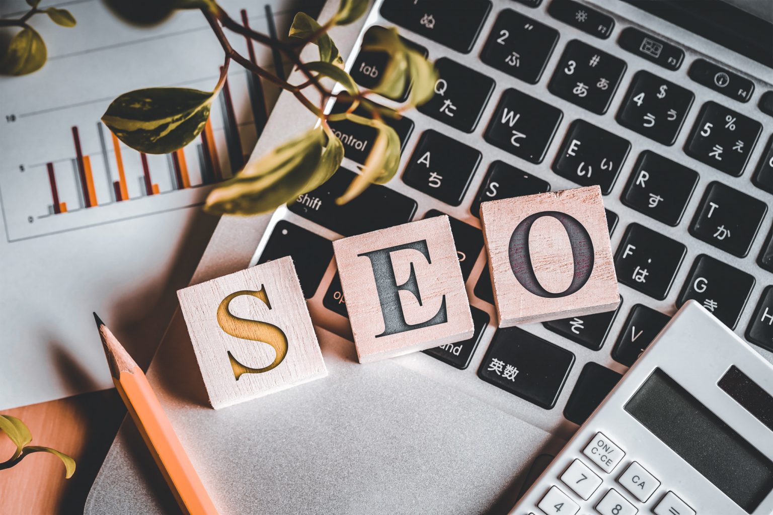 Treblokker med SEO som ligger på en bærbar datamaskin