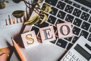 Treblokker med SEO som ligger på en bærbar datamaskin