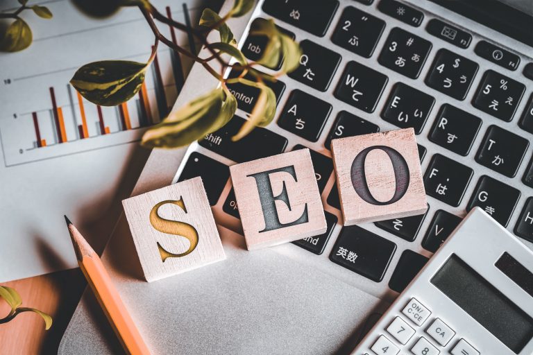 Treblokker med SEO som ligger på en bærbar datamaskin