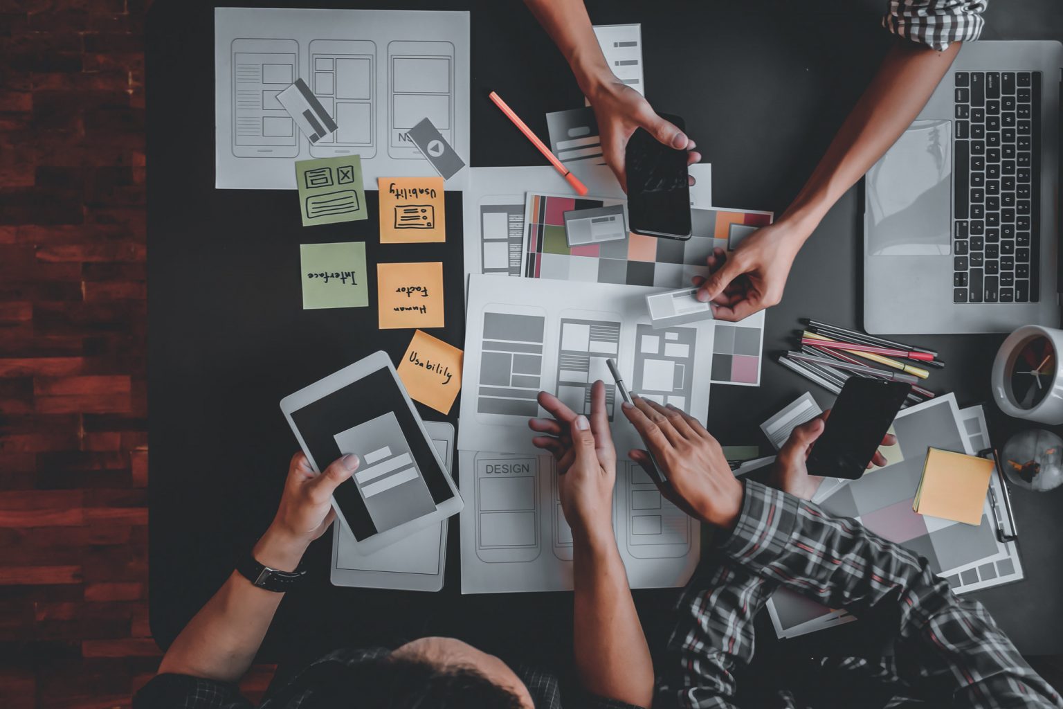 Designere som utvikler skisser til en app