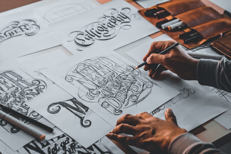 Typografiplakat og skisser på et bord