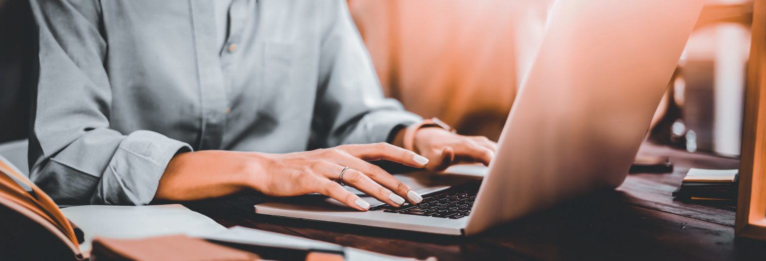 Dame som skriver på bærbar datamaskin