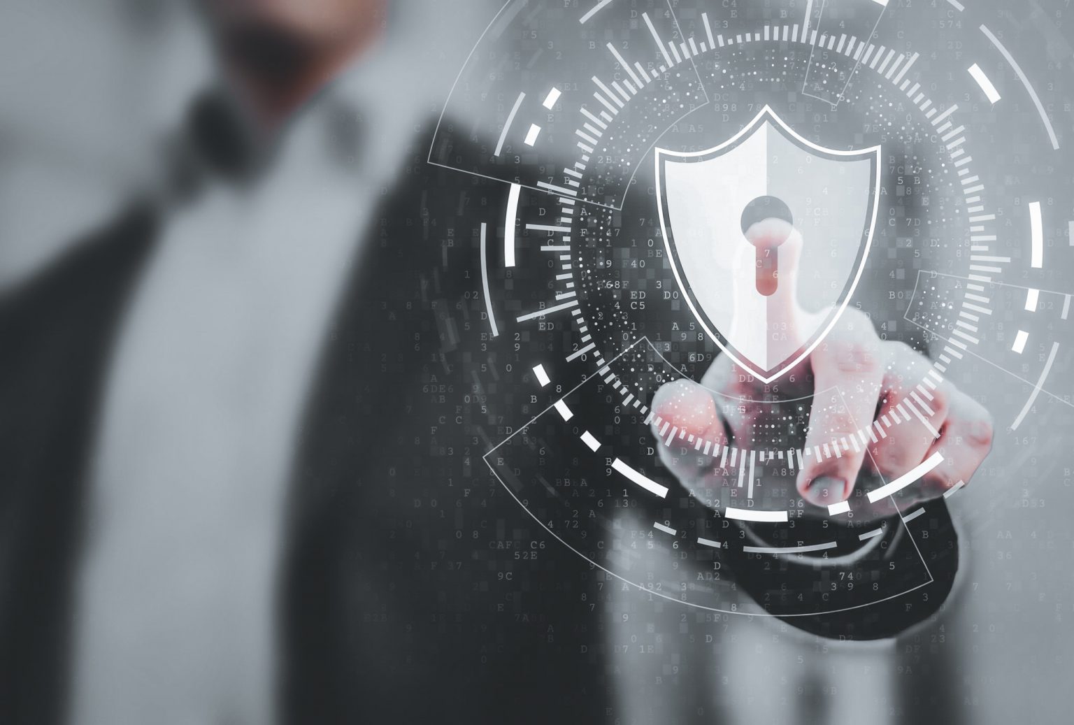 Mann som trykker på sikkerhetsskjold