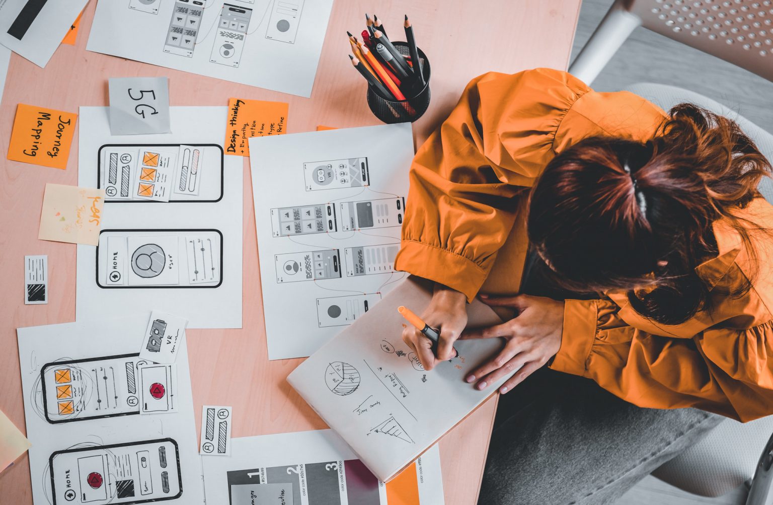 Person som tegner trådskisser til en app