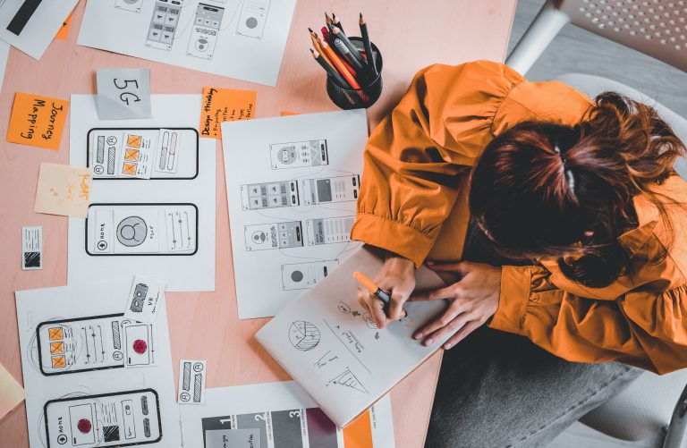 Person som tegner trådskisser til en app