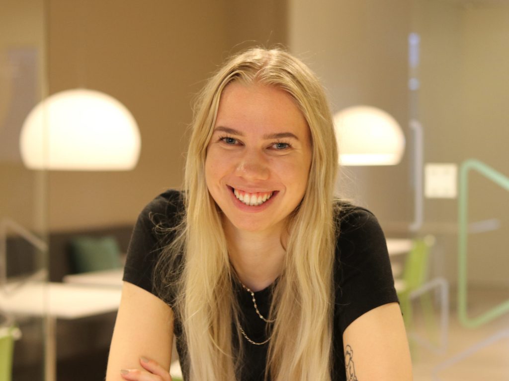 Andrea på kontoret vårt