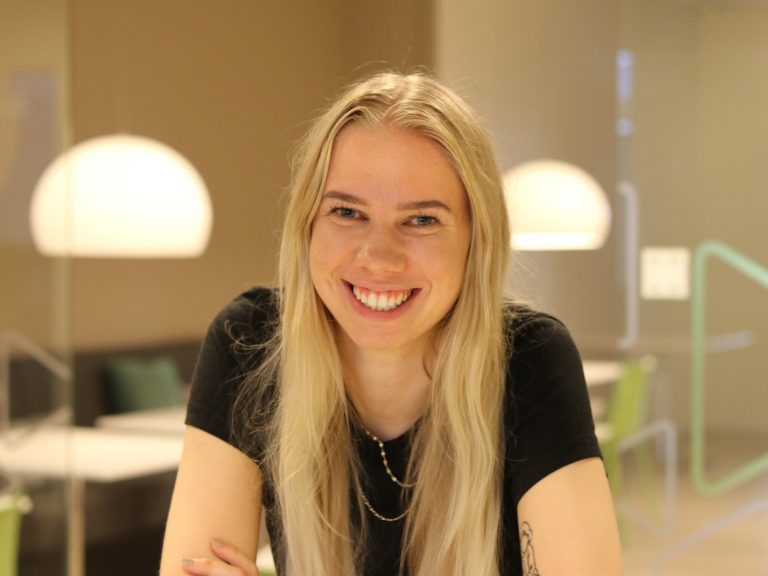 Andrea på kontoret vårt