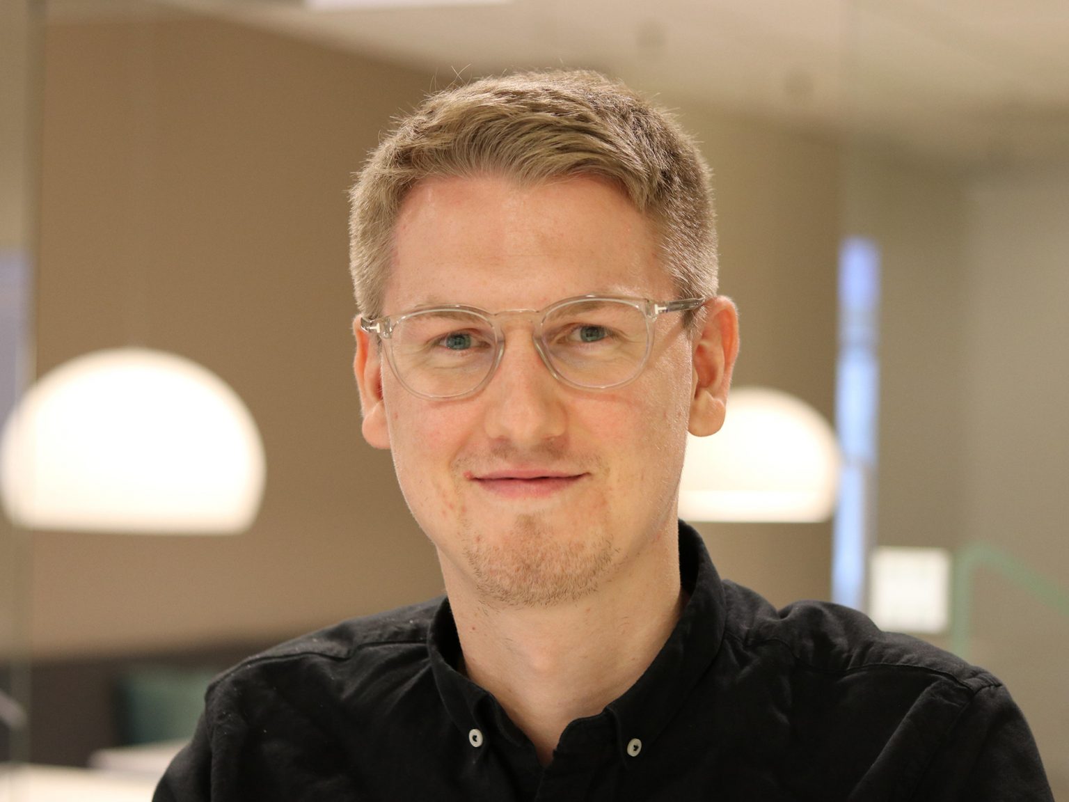 Andreas på kontoret vårt